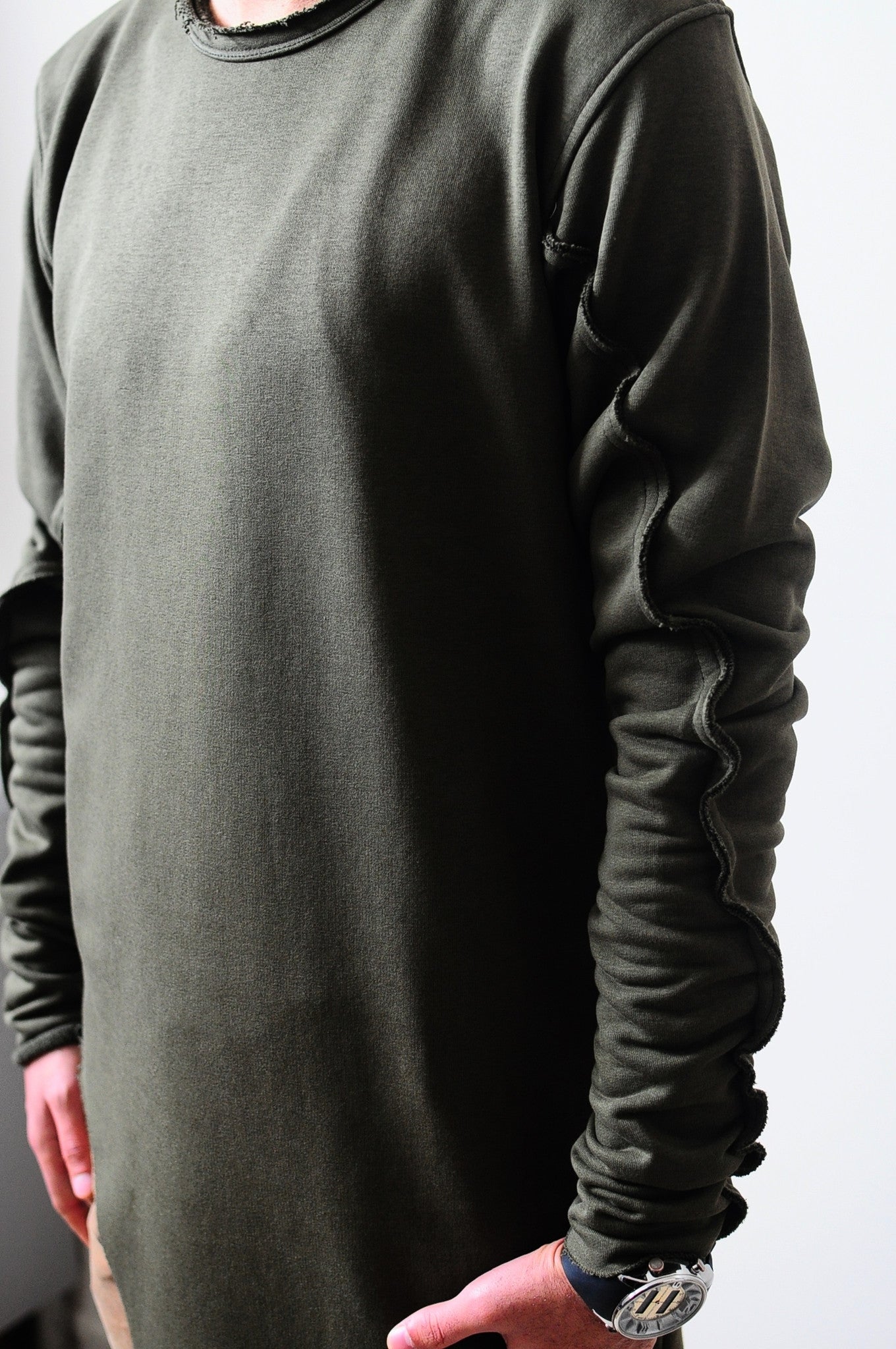 Men Wide Round Neck Asymmetric Raw Cut Detail Sweaters Hoodie