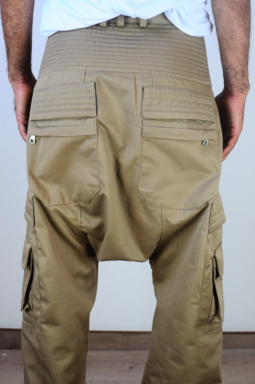 Drop-Rise Hiking Mountain Cargo Pants // Pin tuck detail on back /quil ...